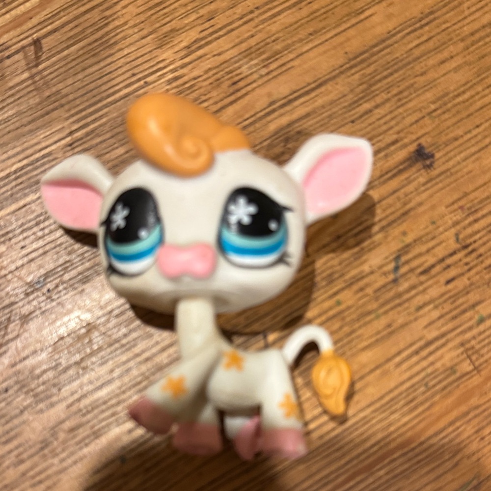 Littlest pet shop #877 Cute Cow Figurine with Blue Eyes